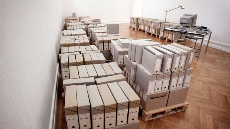 Andrea Fraser, Information Room in Genius Loci, Kunsthalle Bern, 1998. Courtesy of Kunsthalle Bern.