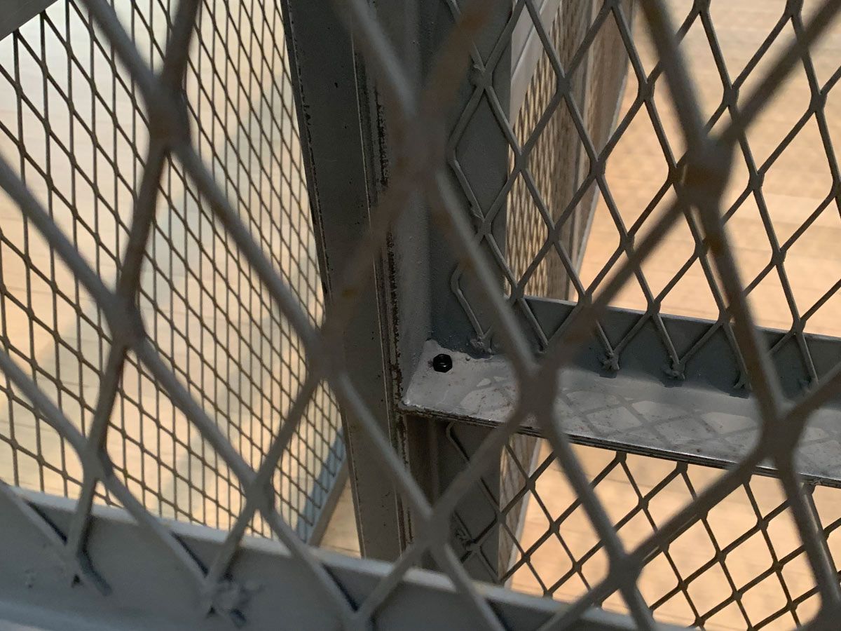 Fig. 3. A loose bolt in Bruce Nauman's, Double Steel Cage Piece, 1974, Collectie Museum Boijmans Van Beuningen, Rotterdam. Photo: by the author.