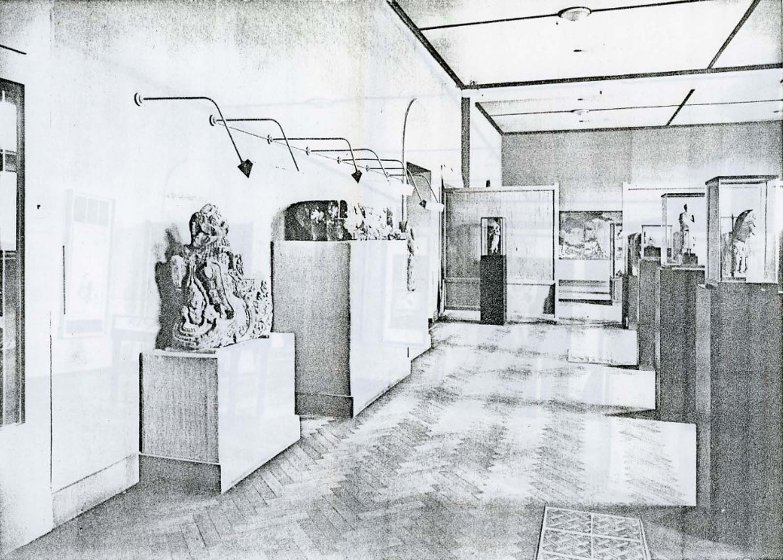 Fig. 4: Museum for Asian Art in the garden-room of the Stedelijk Museum. In the foreground, left and right, respectively Hindu-Javanese stonework and a Javanese mask. Fig. from Maandblad voor Beeldende Kunsten, June 1934.