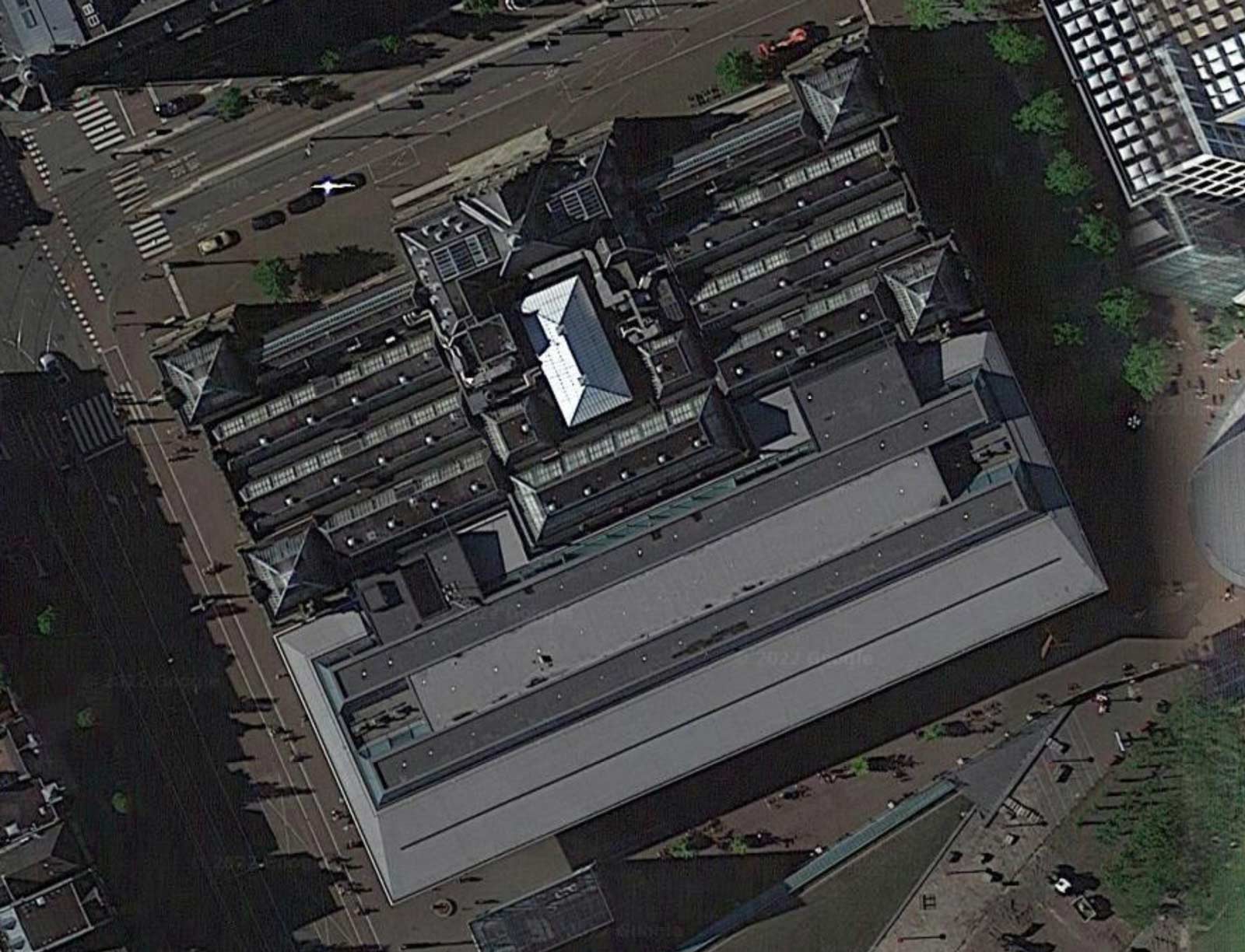 Overhead view of the Stedelijk’s roof. Google Maps, May 12, 2022.