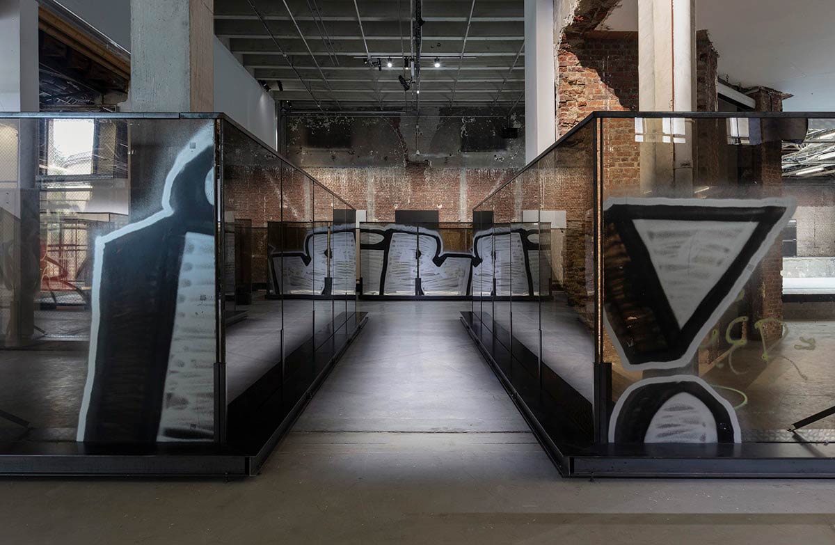 Installation view of ANNE IMHOF, NATURES MORTES at Palais de Tokyo, Paris, 2021. Photo: Andrea Rossetti
