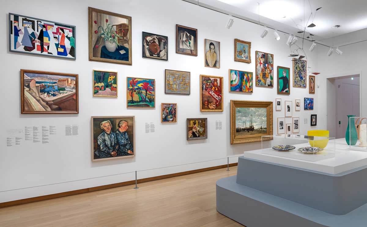 Fig. 2: Some of the works by female members of The Independents (association of visual artists in Amsterdam, 1912) combinated with works collected by female collectors in Yesterday Today, collection until 1950, Stedelijk Museum Amsterdam, 2022. Photo: Gert Jan van Rooij.