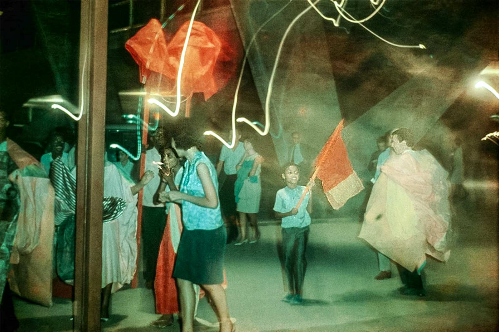 Fig. 1. Hélio Oiticica and the members of Estação Primeira de Mangueira at the opening of the Opinião 65 exhibition at MAM Rio in 1965. Photo: Desdémone Bardin