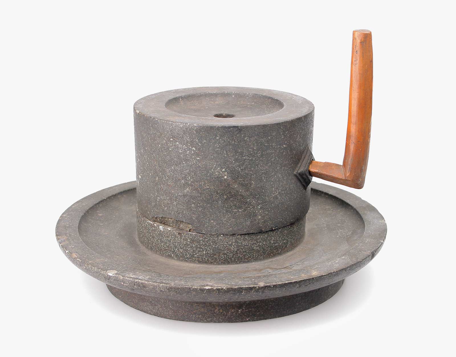 Fig. 2. Tea mil (hand mil for grinding tea, hikiusu), undocumented maker (Japan), 1800-1823, Edo Period (1603-1868). Stone, wood, h 20 x Ø 38 cm. Nationaal Museum van Wereldculturen.