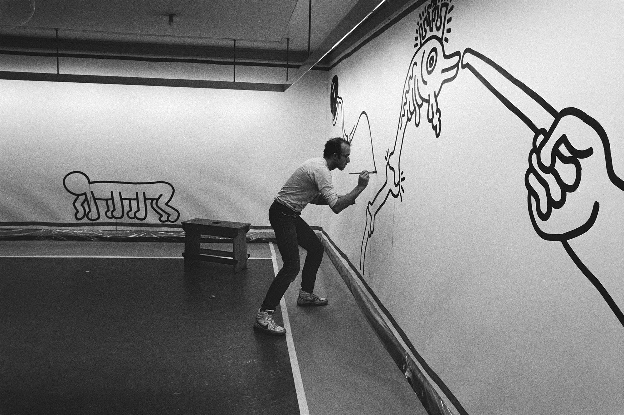 Keith Haring drawing Amsterdam Notes in the Stedelijk Museum Amsterdam, March 1986. Photo: Rob Bogaerts, Nationaal Archief / Anefo. Amsterdam Notes © Keith Haring Foundation.
