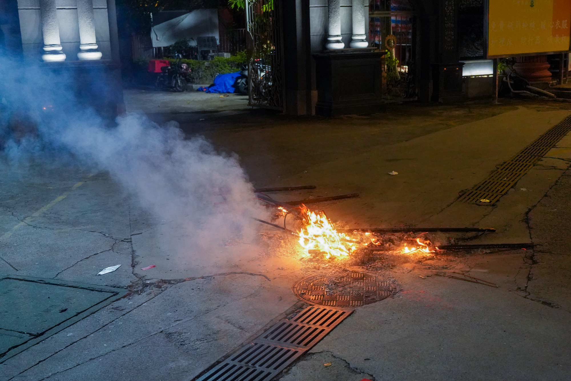 In much of the Chinese cultural sphere, influenced by Taoism and Buddhism, the seventh lunar month is known as “Ghost Month” or the “Hungry Ghost Festival (中元節),” when traditional customs to honor the dead are observed. The photo shows the burning of spirit money (jizhi, 紙錢). Photo: AFSAR, Shantou, China, 2025.