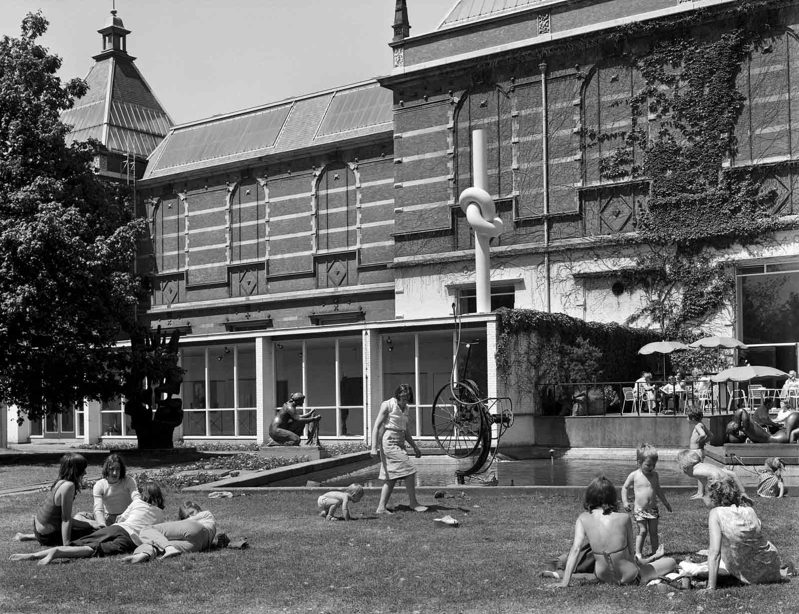View of the former sculpture garden. Shinkichi Tajiri, OverhandKnot (1917) is exhibited. Courtesy of Stedelijk Museum Amsterdam.
