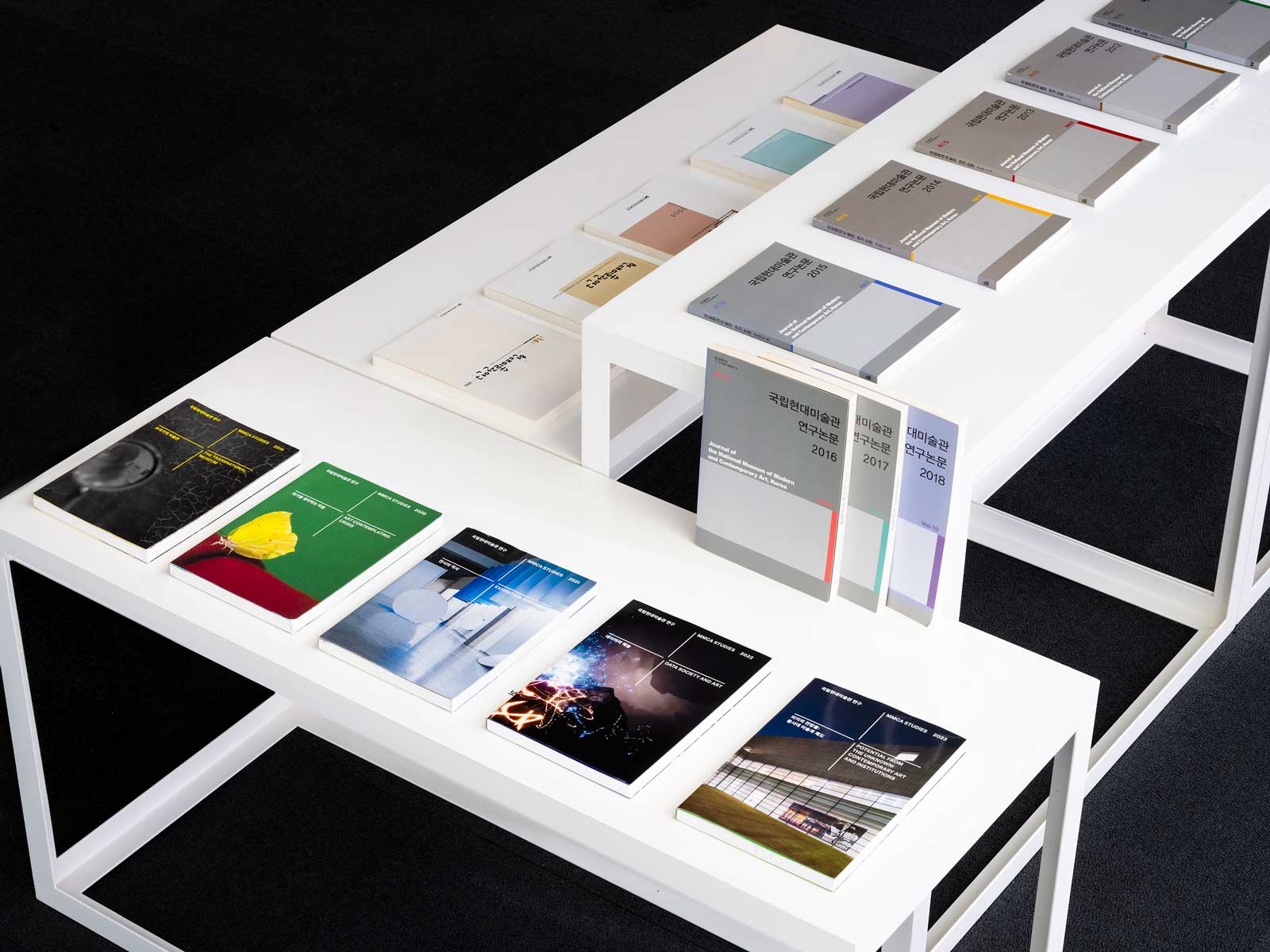 Since 1989, the MMCA has published its research journals, establishing the foundation for museum studies. The publications evolved from Journal of the Art & Museum Studies (1989–2008), Modern Art Studies (2004–08), and Journal of the National Museum of Modern and Contemporary Art, Korea (2009–18) to the bilingual MMCA Studies (2019–), which strengthened contemporary art criticism. Photo: Jung Jihyun, 2024.